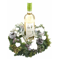 Fles Witte Wijn Met Gedecoreerde Kerstkrans En Twee Wijnglazen