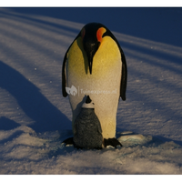Pinguin Met Jong Dierfiguur