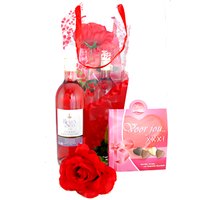 Valentijn Cadeau Rosã©, Heerlijke Fles Rosã© Wijn + Xxx Chocolade En Een Rode Roos Verpakt In Een Tas
